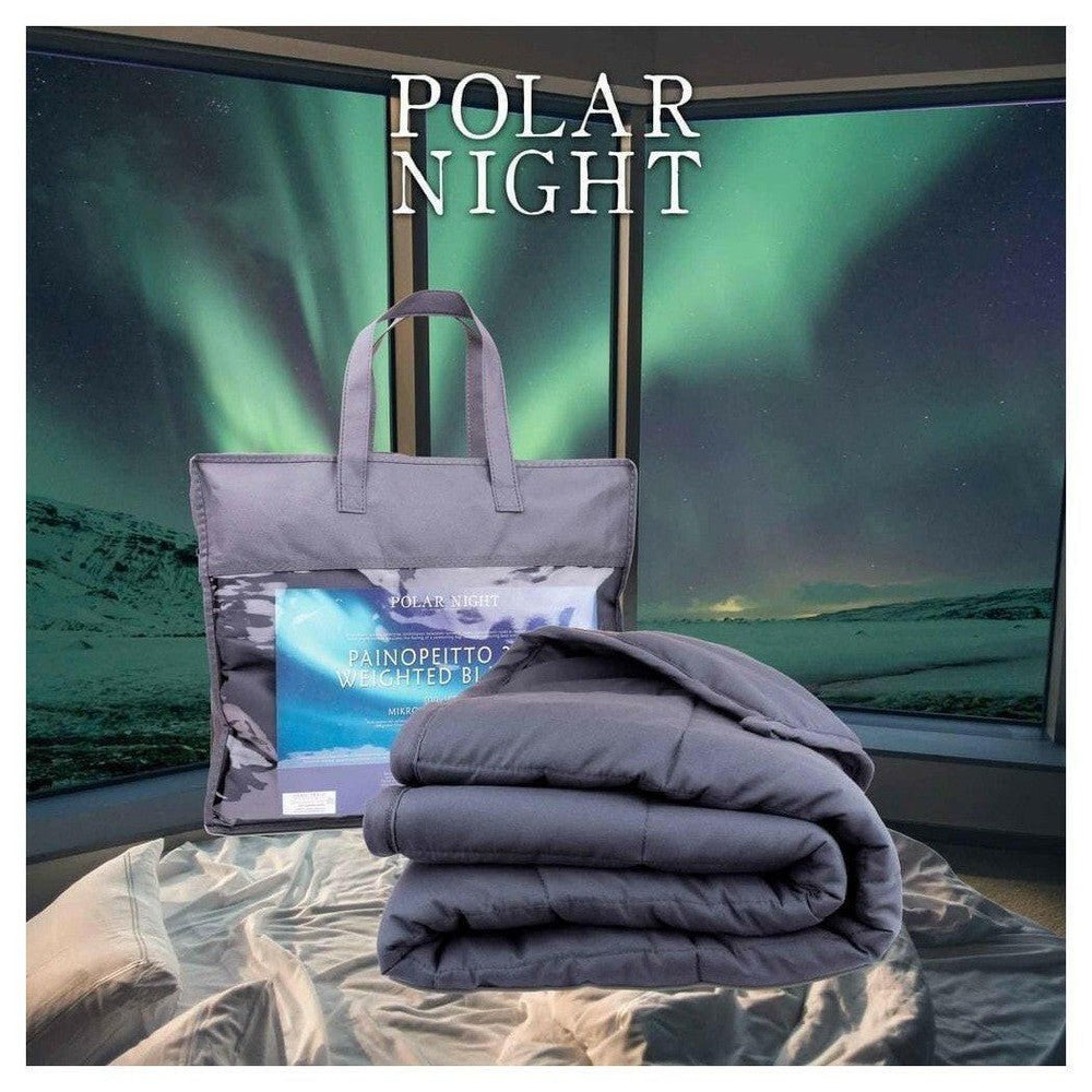 Grijze Polar Night verzwaringsdeken 3kg op bed met noorderlicht achtergrond