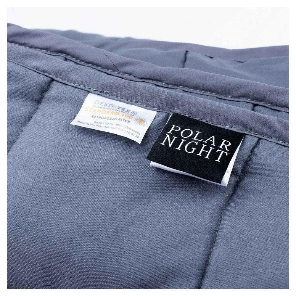 OEKO-TEX® gecertificeerd label en Polar Night merklabel op grijze deken