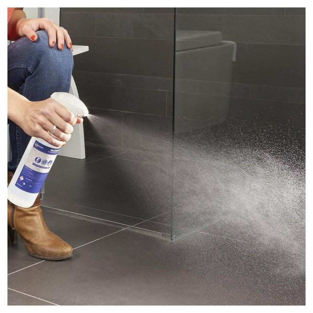 SecuCare antislip spray 100 ml op donkergrijze keramische badkamervloer