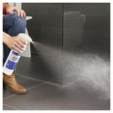 SecuCare antislip spray 100 ml op donkergrijze keramische badkamervloer