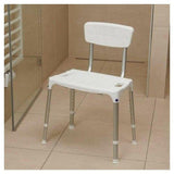 Witte SecuCare Quattro douchestoel met rugleuning en antislip zitting in badkamer