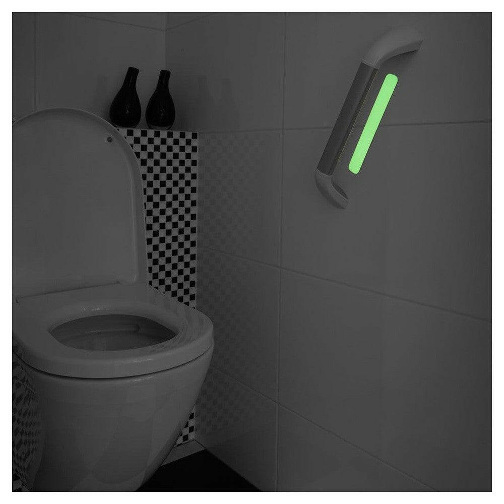 Glow-in-the-dark strip aan wandbeugel in donker toilet