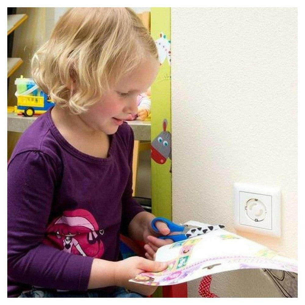 SecuCare Junior stopcontactplug wit in muur ter bescherming van kinderen