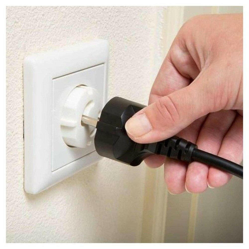Witte SecuCare kinderstopcontactplug met centraal uitsteeksel bij gebruik