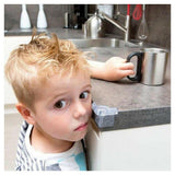 Transparante plastic hoekbescherming aan keukenblad voor kinderveiligheid