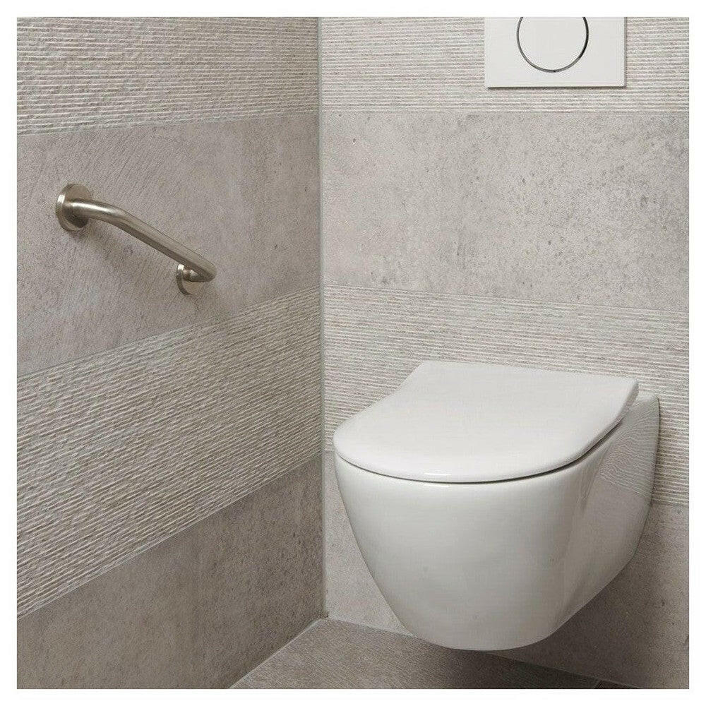 Schuin gemonteerde zilveren toiletbeugel op grijze tegelwand