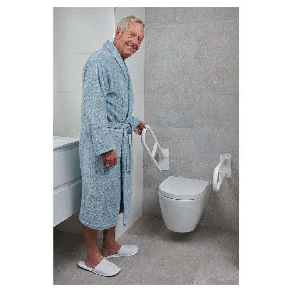 Man gebruikt uitklapbare toiletbeugel voor steun bij wc