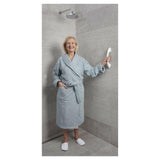 SecuCare wandbeugel in gebruik in natte douche omgeving voor veiligheid