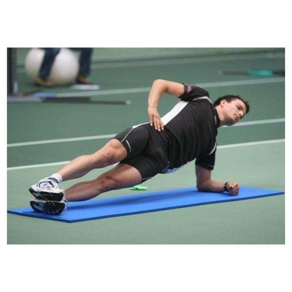Man doet zijplank op blauwe opvouwbare Sirex fitnessmat met antislip textuur
