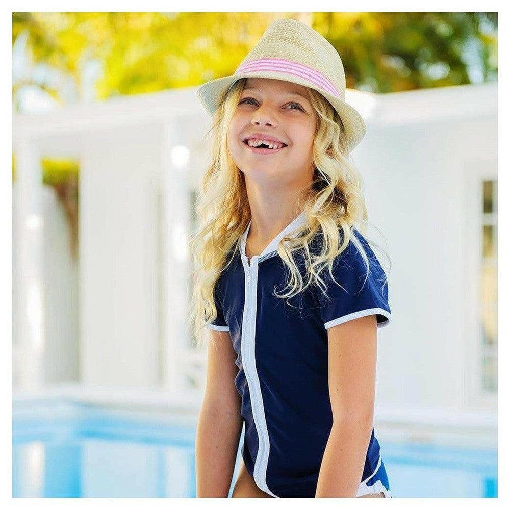 Kind draagt navyblauw UV-shirt met witte rits bij zwembad