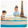 Kind draagt Snapper Rock UV-zwemkleding met stippen in boot op strand