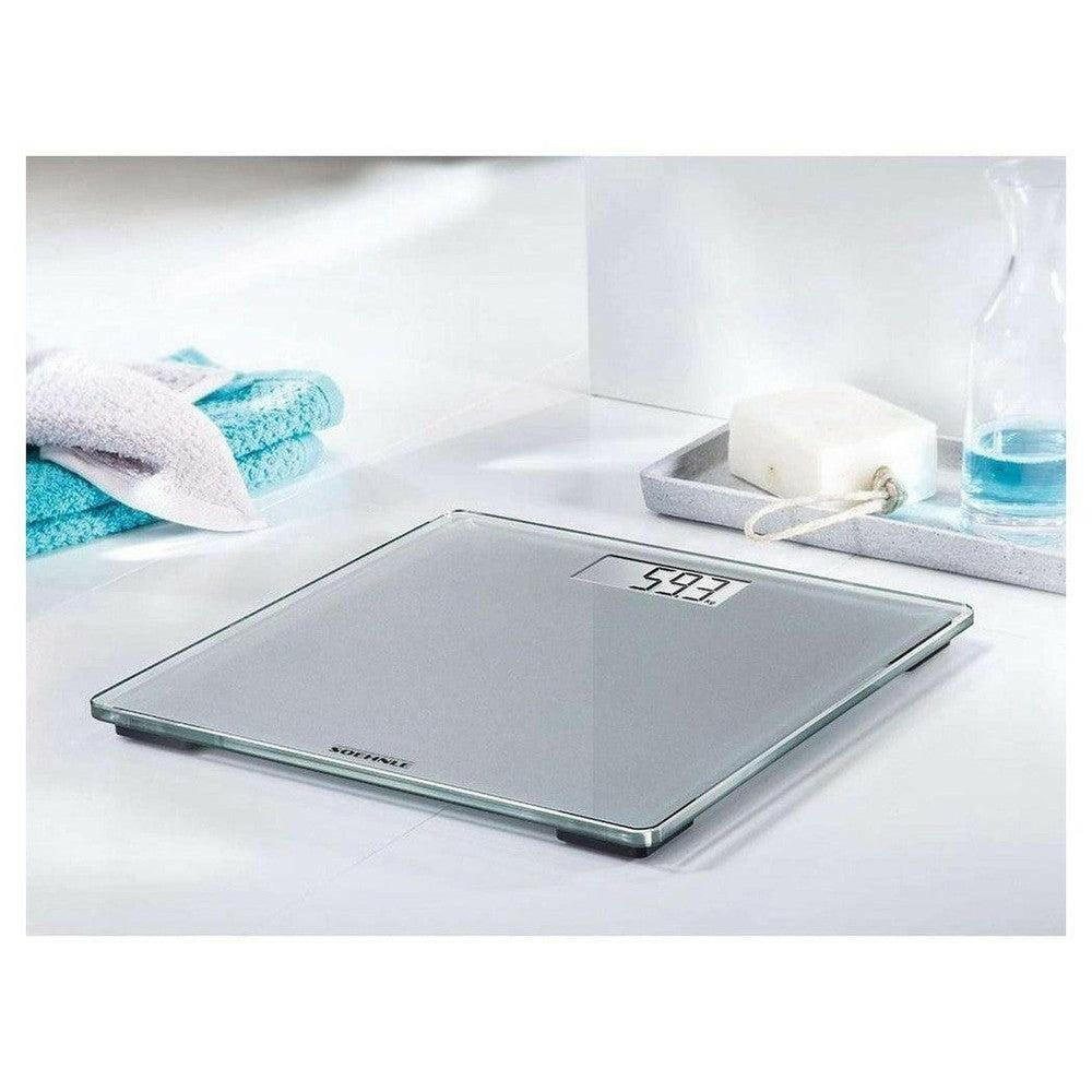 Soehnle digitale weegschaal in badkamer toont 55.7 kg met handdoeken