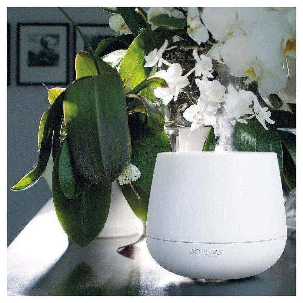 Stadler Form Julia witte aroma diffuser met nevel en sfeerverlichting in woonkamer