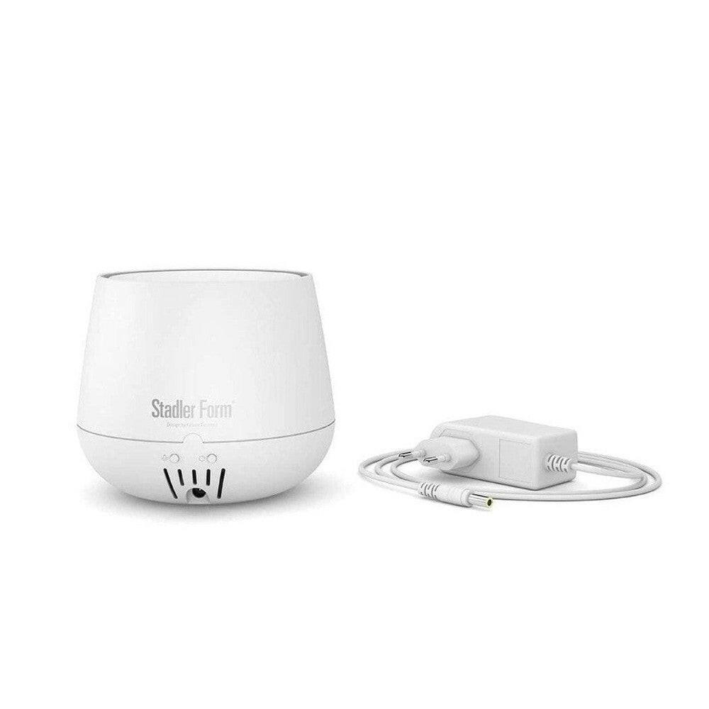 Voorzijde witte Stadler Form Julia diffuser met bedieningsknoppen en voedingsadapter