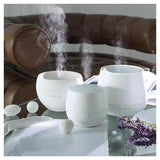 Drie formaten witte aroma diffusers met nevel en lavendel decoratie