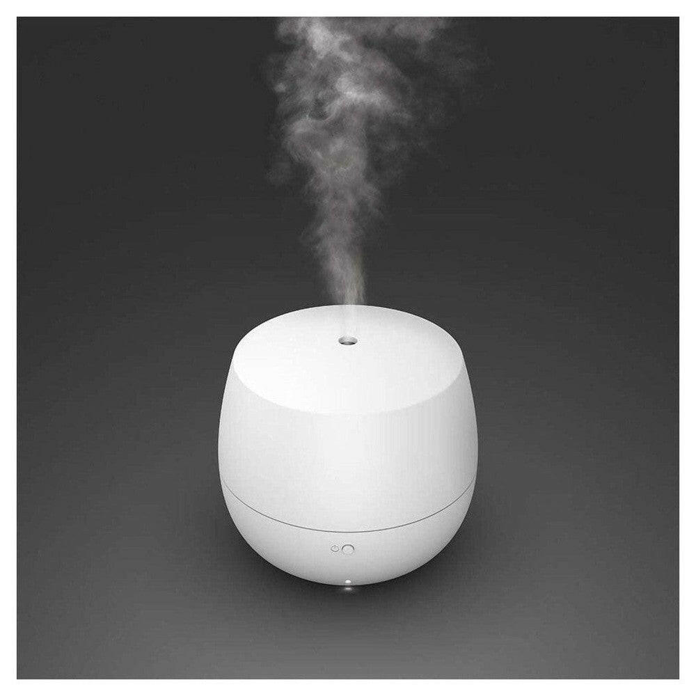 Witte aroma diffuser produceert nevel met subtiele basisverlichting