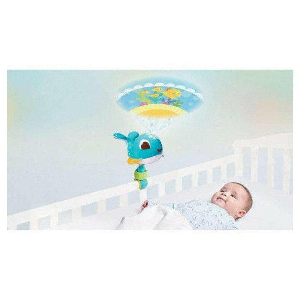 Tiny Love Cody projector toont gele vissen en zonsondergang boven slapende baby