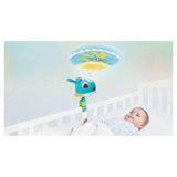 Tiny Love Cody projector toont gele vissen en zonsondergang boven slapende baby