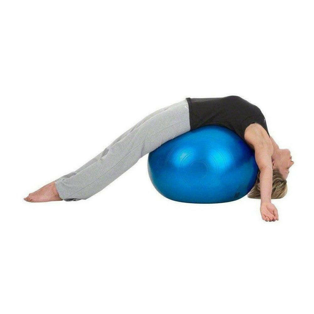 Vrouw rekstrek op grote blauwe glanzende fitnessbal