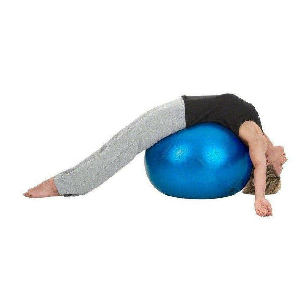 Vrouw doet rugoefening op blauwe Togu Powerball ABS fitnessbal