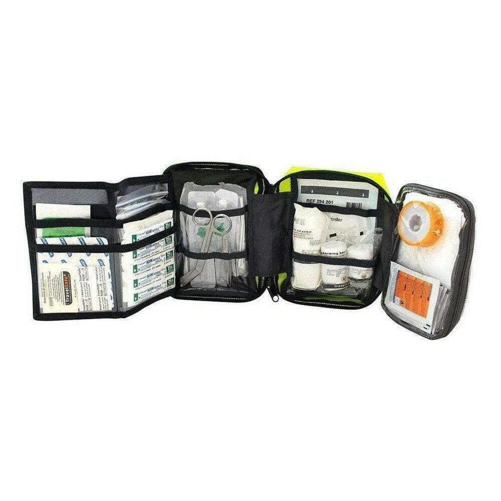 Open TravelSafe EHBO-koffer met geel interieur en georganiseerde medicijnen