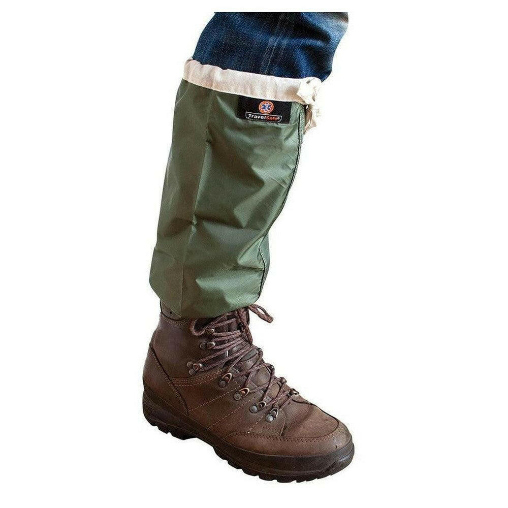 Groene TravelSafe insectwerende sok bij wandelschoen en broek