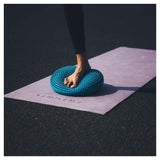 Voet op Tunturi Air Stepper Pad blauw close-up gebruiksvorm op mat