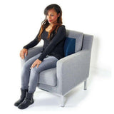 Donkerblauw ergonomisch rugkussen met elastische band voor onderrugsteun op fauteuil