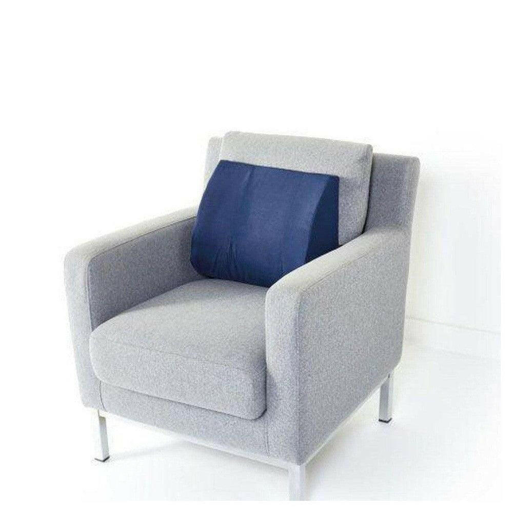 Donkerblauw ergonomisch rugkussen centraal geplaatst op moderne grijze fauteuil
