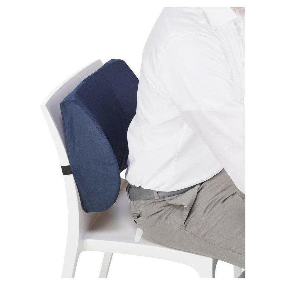 Vitility rugkussen donkerblauw bevestigd aan witte plastic stoel met elastische band