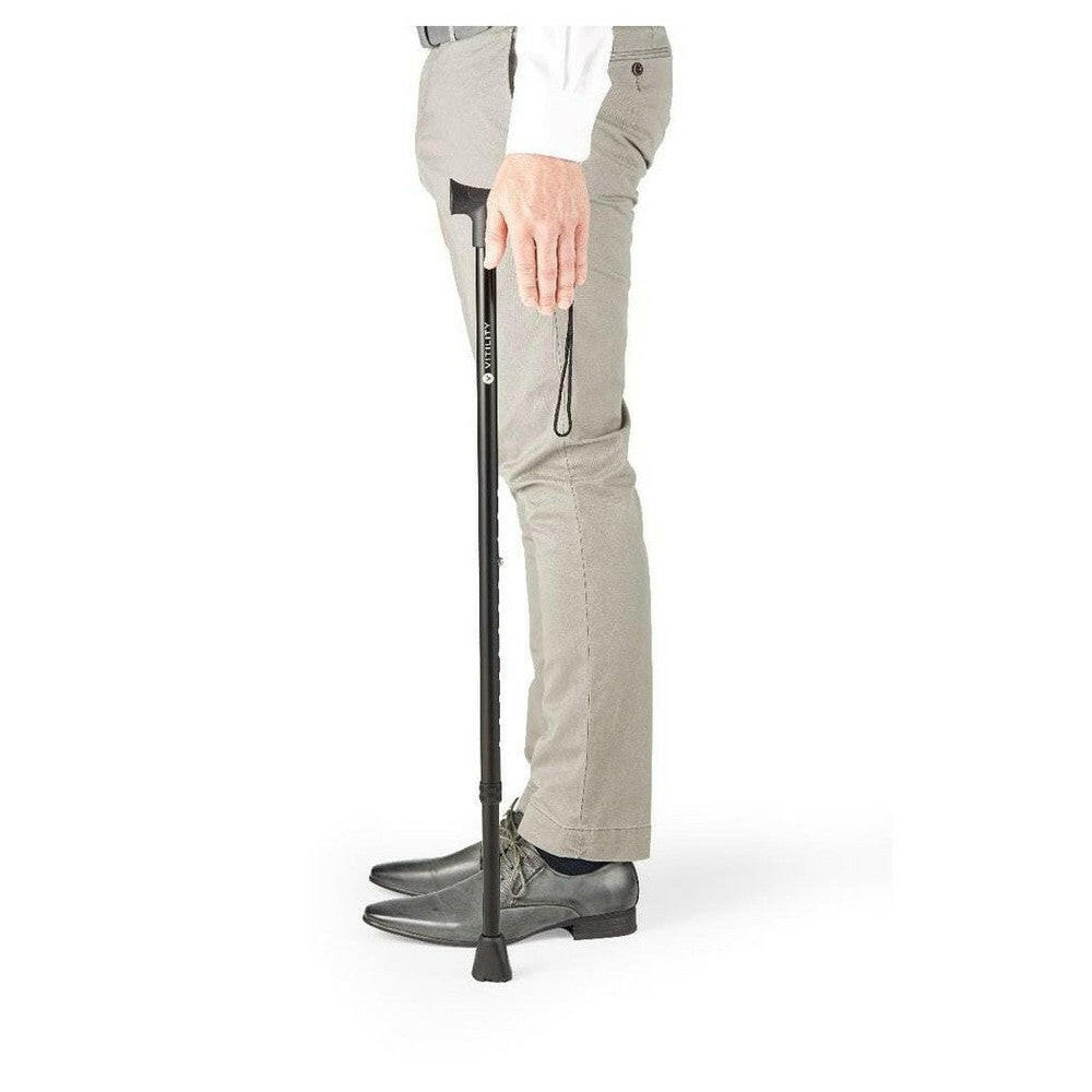 Zwarte Vitility wandelstok met ergonomisch handvat en polsbandje in gebruik